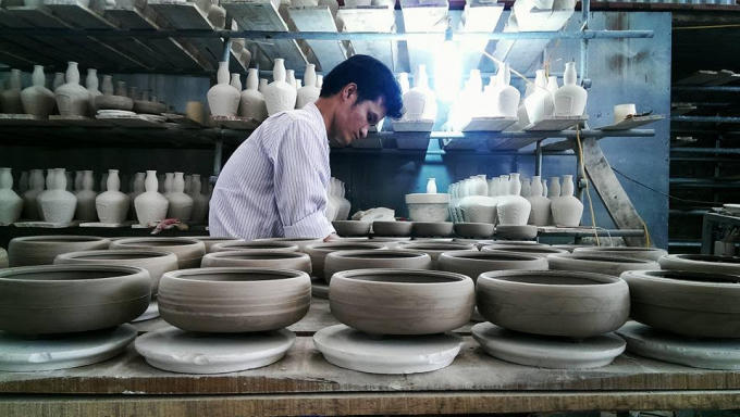 Những chiếc đế gốm của chậu cây được sản xuất ngay tại làng nghề gốm sứ Bát Tràng.