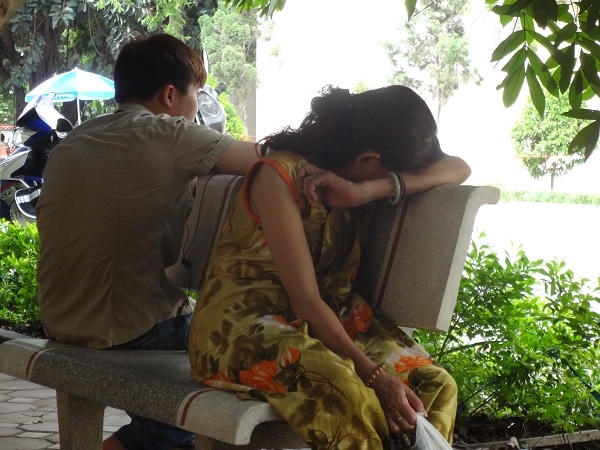 Khoảng thời gian 90 phút làm bài thi của các em dường như "quá dài" với sự chờ đợi của phụ huynh.