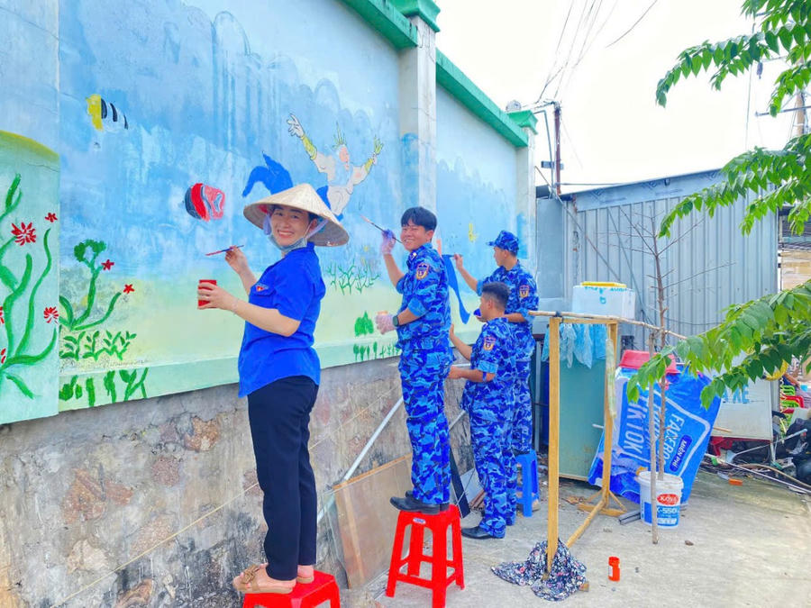 Đoàn viên thanh niên Hải đội cải tạo, trang trí lại khu vui chơi cho các cháu học sinh ở Trường mầm non An Thới
