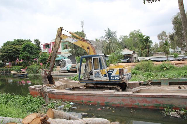 Máy móc, nhân công bị lãng phí