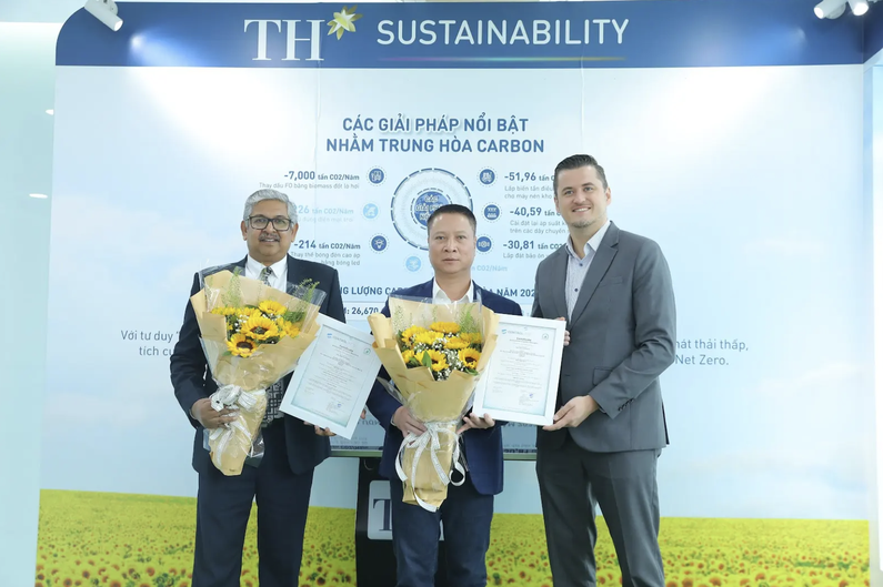 Đại diện Công ty cổ phần Sữa TH và Công ty TNHH Nước tinh khiết Núi Tiên đạt chứng nhận đạt trung hòa carbon theo tiêu chuẩn PAS 2060:2014.