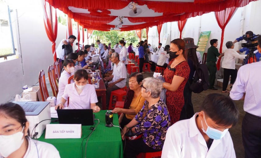 Đoàn đã tổ chức 20 bàn khám bệnh tổng quát bao gồm: Khu tiếp nhận đo huyết áp mạch và Chỉ số BMI, khu thống kê, cấp phát và tặng quà. Ảnh: Ngọc Cường