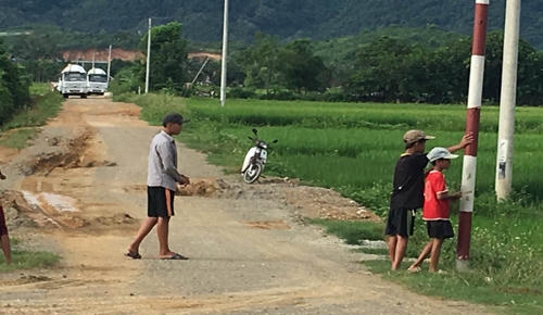 Tuyến đường nối từ QL 217 đi làng Chợ (Cẩm Bình, huyện Cẩm Thủy).