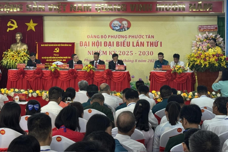Bà Thiều Thị Minh Hường - Phó Bí thứ Đảng uỷ, Chủ tịch UBND phường Phước Tân trình bày báo cáo chính trị tại Đại hội