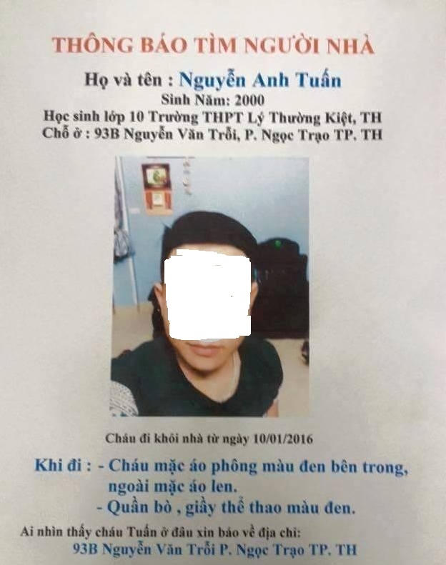 Người nhà nạn nhân phát tờ rơi thông báo tìm kiếm.