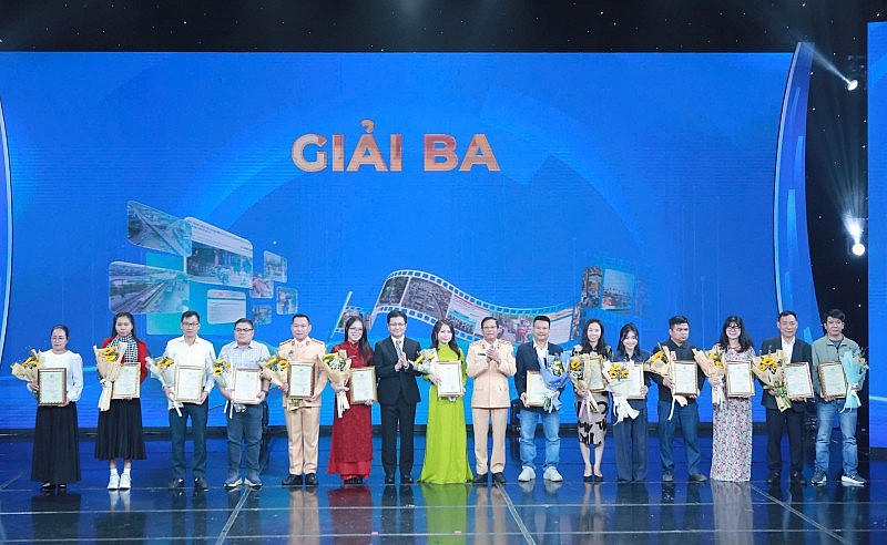 Các tác giả đạt giải ba
