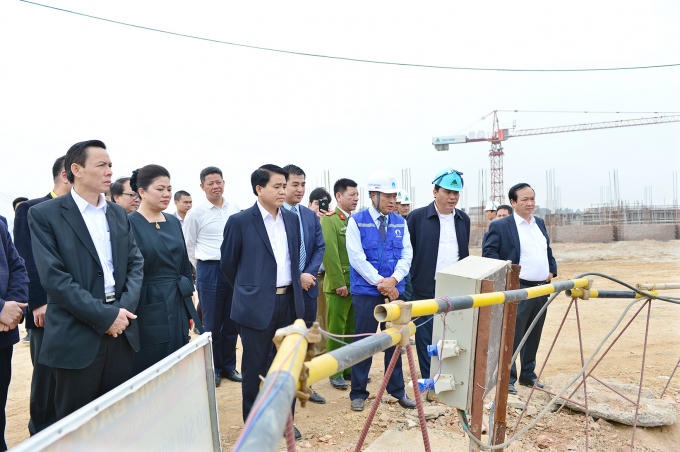 Chủ tịch UBND thành phố Nguyễn Đức Chung thăm một số hạng mục đang thi công tại nhà máy