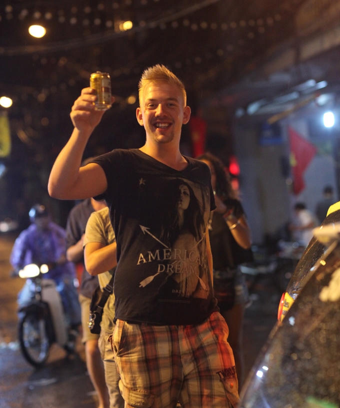 Một du khách mới đến Việt Nam biết giờ giới nghiêm được nới đã cố nán lại chơi thêm.