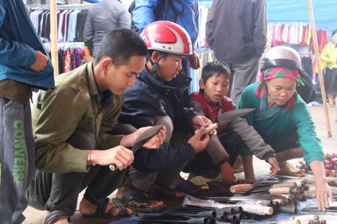 Dao cũng là vật dụng cần thiết của bà con