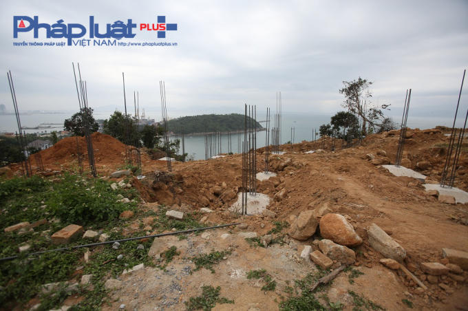 Phần móng 40 biệt thự đang bị tạm ngưng thi công có hiện tượng sạt lở do mưa lớn.