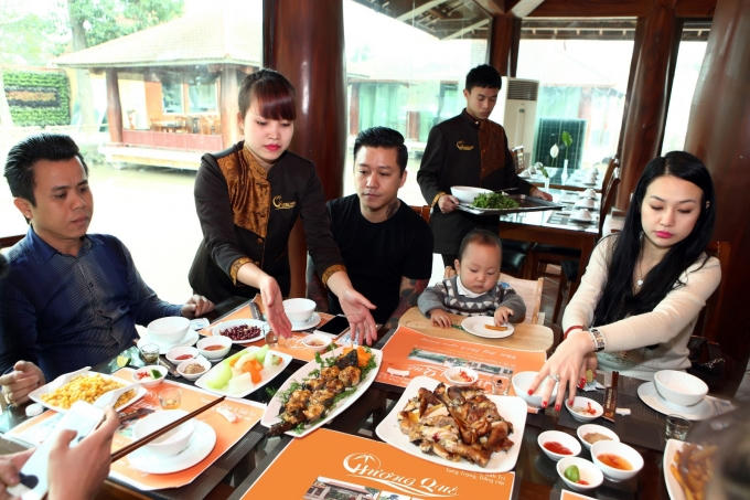 Cả 2 gia đình Tuấn Hưng - Tú Dưa cùng dùng bữa trưa khi đi dã ngoại. Ảnh: Dân Hùng
