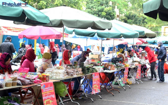 Hội chợ tập trung 150 gian hàng bao gồm các đồ dùng và dịch vụ cho bé, thời trang, đồ chơi trí tuệ, đồ dùng học tập, thực phẩm, quần áo, mỹ phẩm cho mẹ… (Ảnh: Đức Biên)