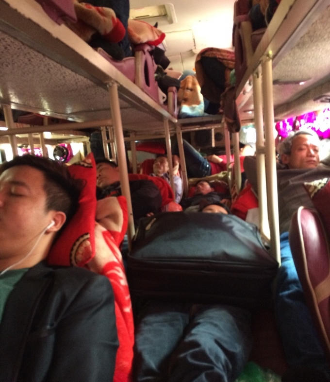 Hành khách: người nằm ở lối ra vào, người ngồi ở lối đi.(Ảnh: Đình Quyết).