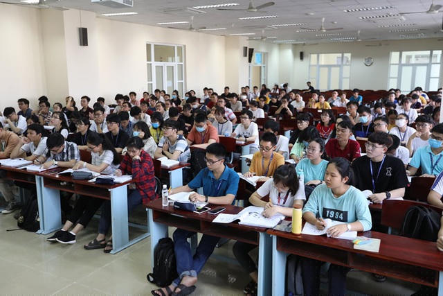 Nếu sinh viên có triệu chứng lâm sàng nghi ngờ hoặc có yếu tố dịch tễ như hướng dẫn thì đến cơ sở y tế hoặc cách ly đúng quy định.