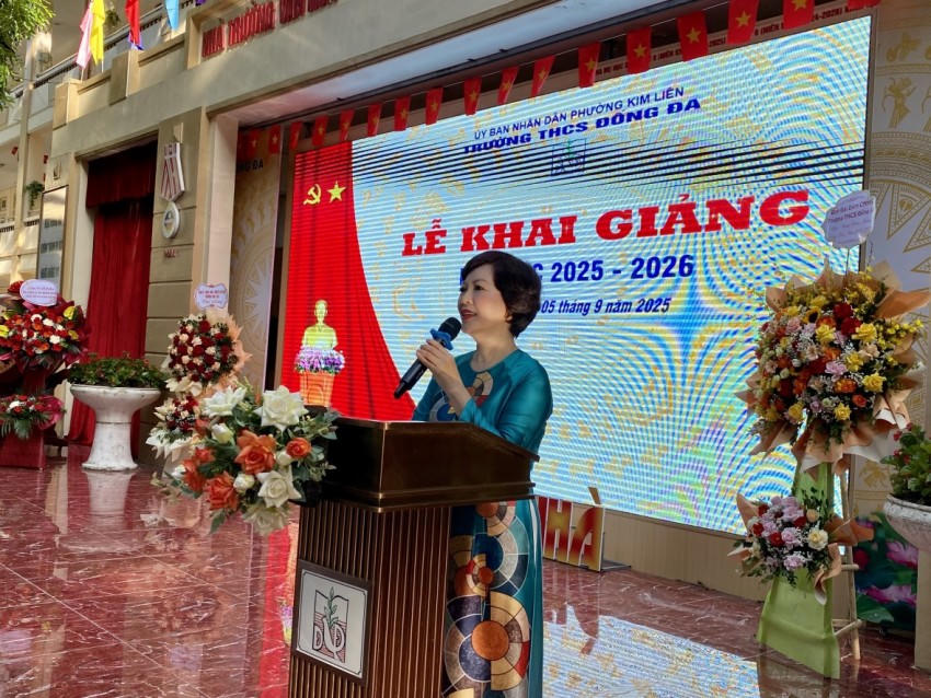 Cô Đào Thị Hồng Hạnh - Hiệu trưởng Trường THCS Đống Đa phát biểu tại buổi lễ.