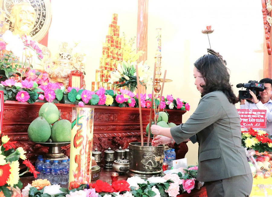 Phó Chủ tịch nước Võ Thị Ánh Xuân thắp hương tại Đền thờ anh hùng, liệt sĩ, lực lượng vũ trang nhân dân và thanh niên xung phong hy sinh trên tuyến đường 1C