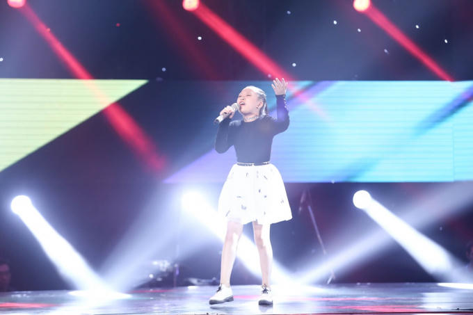 Cậu bé “búi tóc” Quốc Thái hát tiếng Anh khiến 4 HLV “lao” lên sân khấu tranh giành