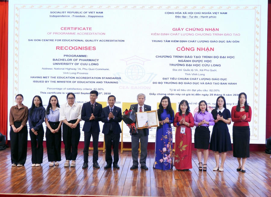 Ban tổ chức trao chứng nhận đạt chuẩn kiểm định chất lượng chương trình đào tạo