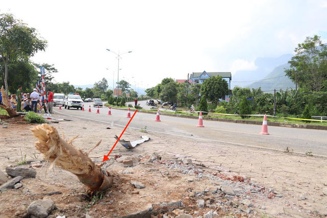 Tiếp tục theo chiều mũi tên đỏ, nhiều dấu vết cày xước lòng đường hướng từ dải phân cách kéo dài đến vỉa hè.