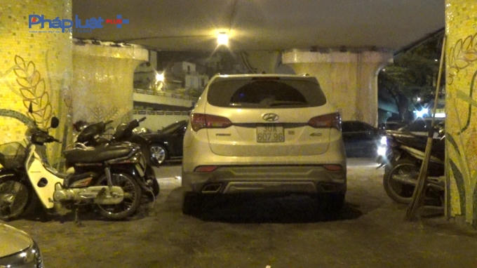 Xe ô tô ngang nhiên đỗ trên vị trí của xe máy.