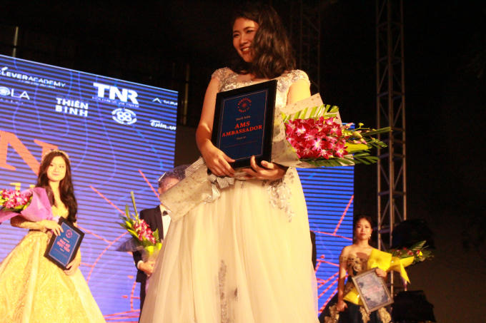 Đại sứ mới của Ams - Quỳnh Trang sở hữu bảng thành tích học tập ngoại khóa "siêu khủng."