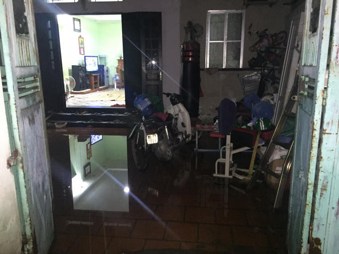 Mưa lớn kéo dài khiến một số hộ dân phương Phú Diễn nước tràn vào nhà.