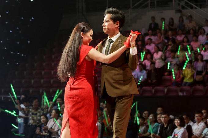 Lần đầu ti&ecirc;n bộ ba HLV khi&ecirc;u vũ