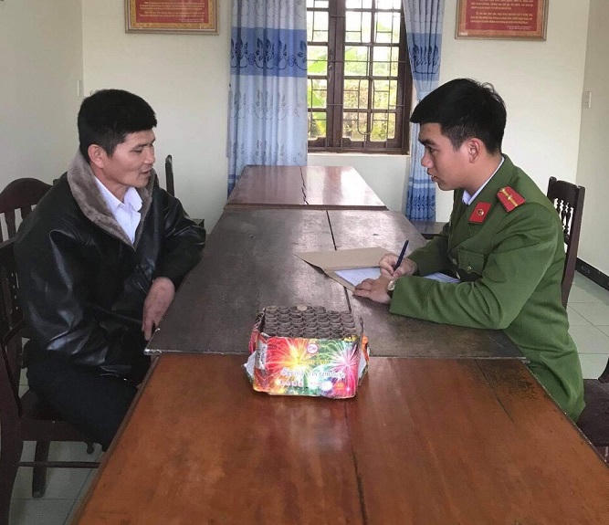 Đối tượng đốt pháo trái phép bị lực lượng Công an phường Bắc Nghĩa phát hiện, xử lý.