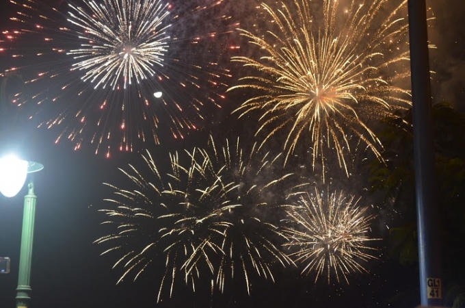 Bắn pháo hoa là hoạt động thường niên của TP HCM
