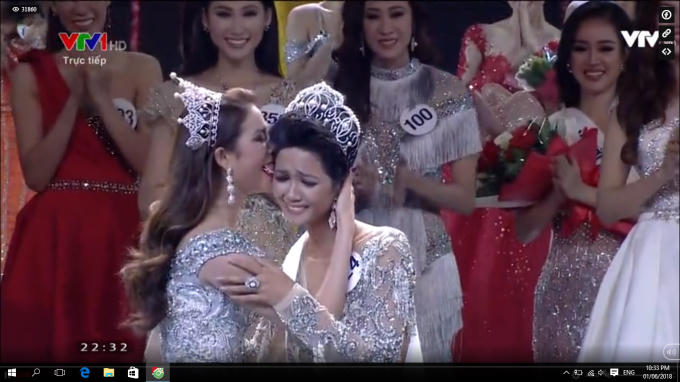 Hoa hậu Hoàn vũ 2015 - Phạm Hương đội vương miện cho tân Hoa hậu Hoàn vũ Việt Nam 2017 - H'Hen Niê. Ảnh chụp màn hình.