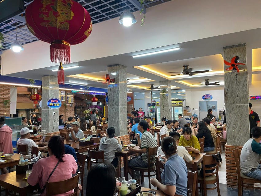 Khách đến quán đủ mọi thành phần – từ người địa phương, du khách Sài Gòn cho đến cả khách nước ngoài. Ai cũng thích thú với không khí gần gũi, chất phác, như đang ăn tại nhà một người thân quen.