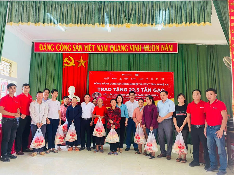 WinCommerce trao tặng 22.5 tấn gạo đến các hộ gia đình có hoàn cảnh khó khăn tại tỉnh Nghệ An.