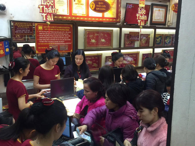 Cảnh tượng người mua vàng chật kín diện tích bên trong cửa hàng.