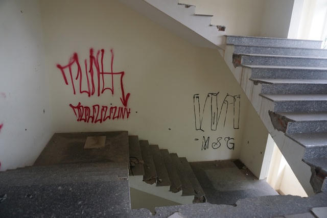 Công trình gồm 5 khối nhà bị bỏ hoang lâu ngày nên cỏ mọc um tùm. Bên trong, nhiều cánh cửa bị cạy phá, kính vỡ vương vãi khắp nơi, nhiều mảng tường bị hư hỏng và bong tróc. Đây cũng trở thành nơi phóng uế, vẽ bậy của một số người.