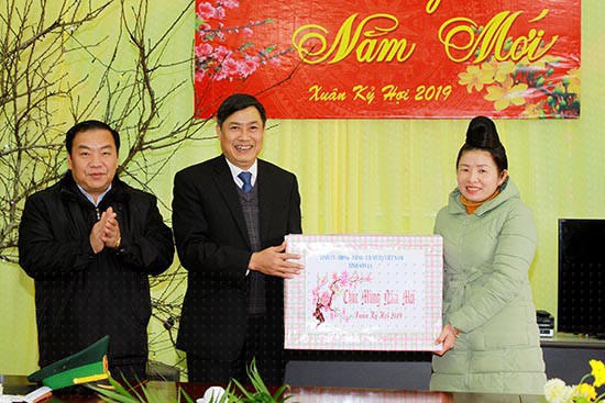 Tháng 3/2016-9/2019: Ông Nguyễn Hữu Đông làm Phó Bí thư Tỉnh ủy Sơn La nhiệm kỳ 2015-2020. Trong ảnh: Ông Nguyễn Hữu Đông trao quà của Tỉnh ủy, HĐND, UBND, Ủy ban MTTQ Việt Nam tỉnh cho xã Chiềng On (Yên Châu, Sơn La) (ảnh: Báo Sơn La)