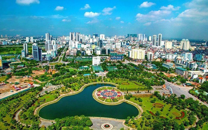 Phát triển xanh, tăng diện tích cây xanh, xanh hóa khu vực nội đô; giảm phát thải khí nhà kính, sử dụng năng lượng sạch, tham gia thị trường các - bon, góp phần thực hiện mục tiêu phát thải ròng bằng "0". (Ảnh minh họa)