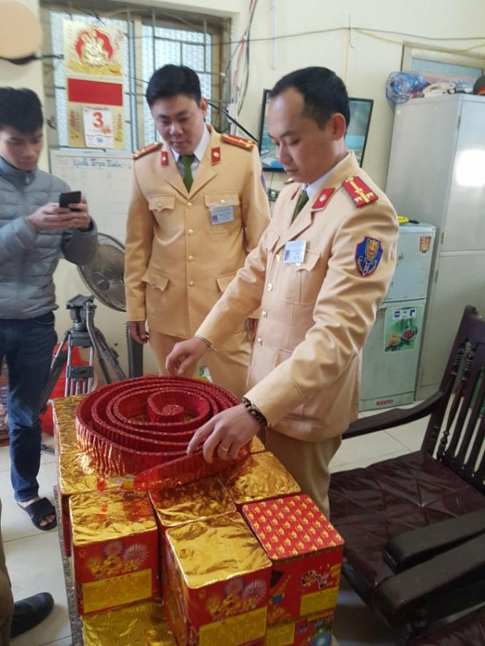 Trong năm 2017, đội CSGTTT-CĐ đã bắt được 7 vụ vận chuyển pháo, thu giữ 240 kg pháo nổ.
