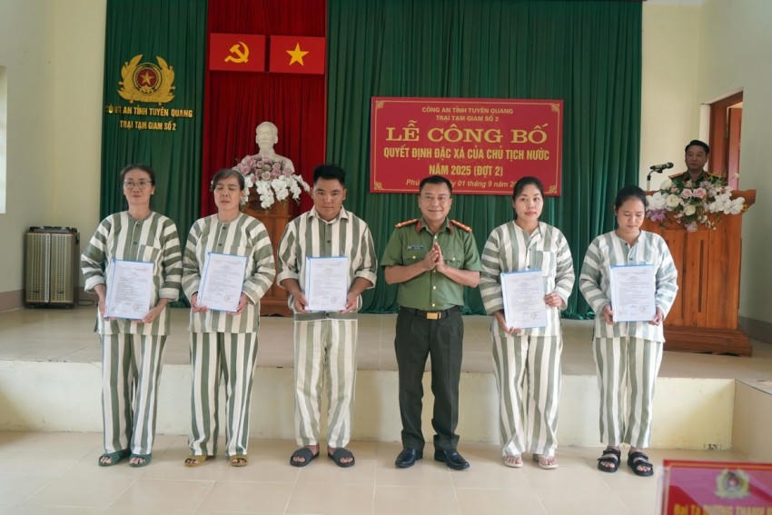 Đại tá Dương Thanh Bình - Ủy viên Ban thường vụ Đảng ủy, Phó Giám đốc Công an tỉnh Tuyên Quang trao Quyết định đặc xá của Chủ tịch nước. (Ảnh: Phàn Giào Họ).