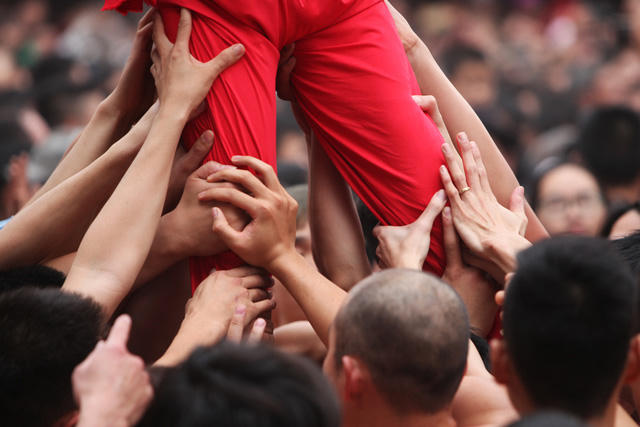 Luôn có hàng chục cánh tay rắn chắc đỡ chân ông đám trong suốt quá trình rước múa...