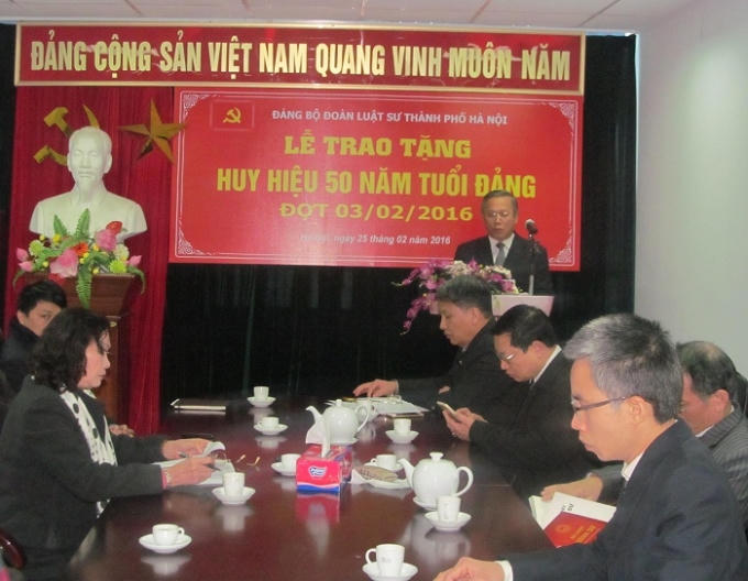 Ông Phạm Thế Hùng, ĐUV – CVP Đảng ủy Đoàn Luật sư TP Hà Nội phát biểu tại buổi lễ trao tặng huy hiệu 50 năm tuổi Đảng.