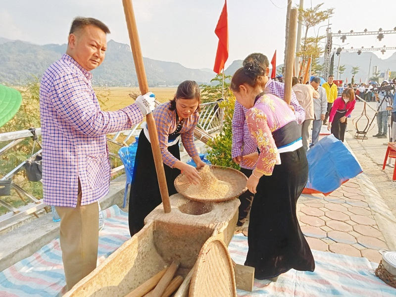 Tại ngày hội, cùng với các nội dung sôi động, mới lạ, hấp dẫn khác, phần thi nấu cơm đã tái hiện lại những hình ảnh đẹp về hạt gạo và người nông dân xưa, góp phần quảng bá hạt gạo dẻo thơm trồng trên cánh đồng Mường Tấc đến du khách gần xa. Đây là phần thi sôi nổi, thu hút đông đảo các đội thi và du khách tham quan theo dõi và cổ vũ.