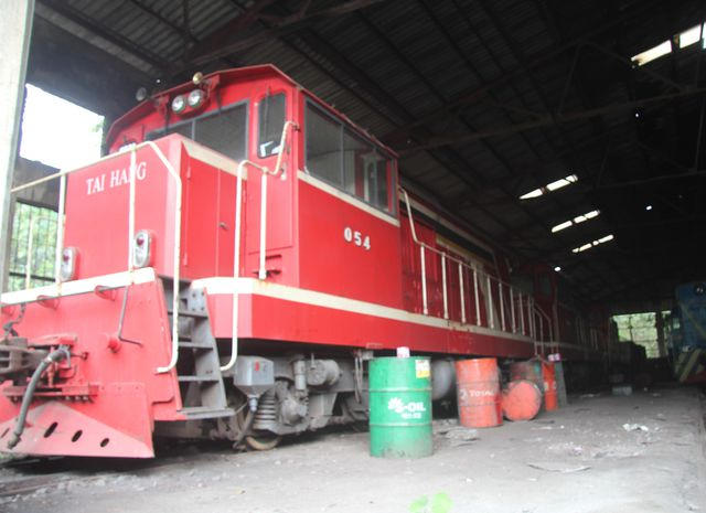 Một trong 5 đầu tàu khổ 1345 của dự án chưa một lần lăn bánh. Trong khi đó, cách 15 ngày, các công nhân phải cho nổ máy 1 lần để tránh hỏng hóc, rỉ sét.