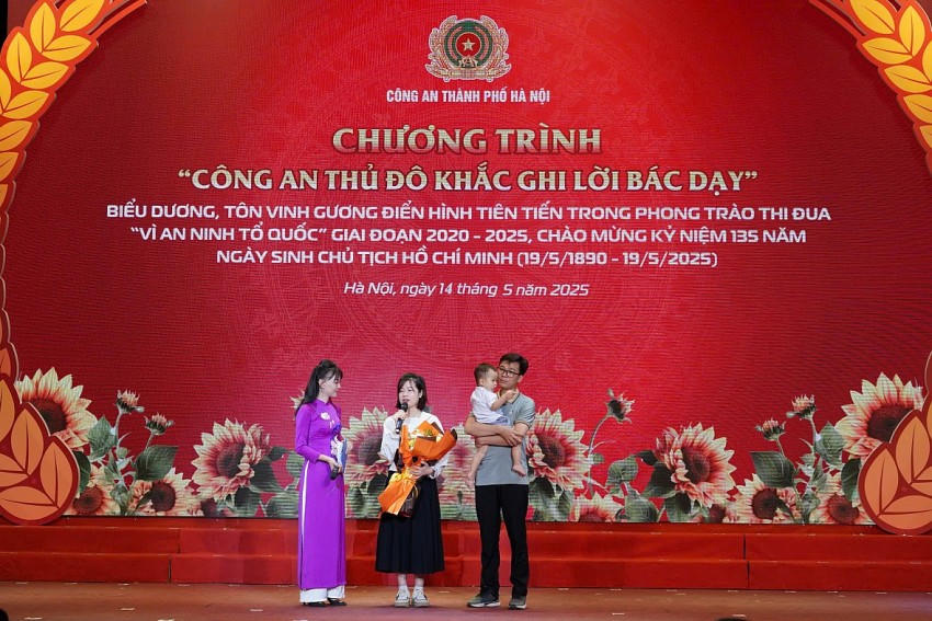 Chị Phạm Minh Trang và cháu Phạm Tiến Anh Khang – những người đã được các chiến sĩ PCCC & CNCH Công an quận Hoàn Kiếm kịp thời cứu sống trong một vụ cháy.