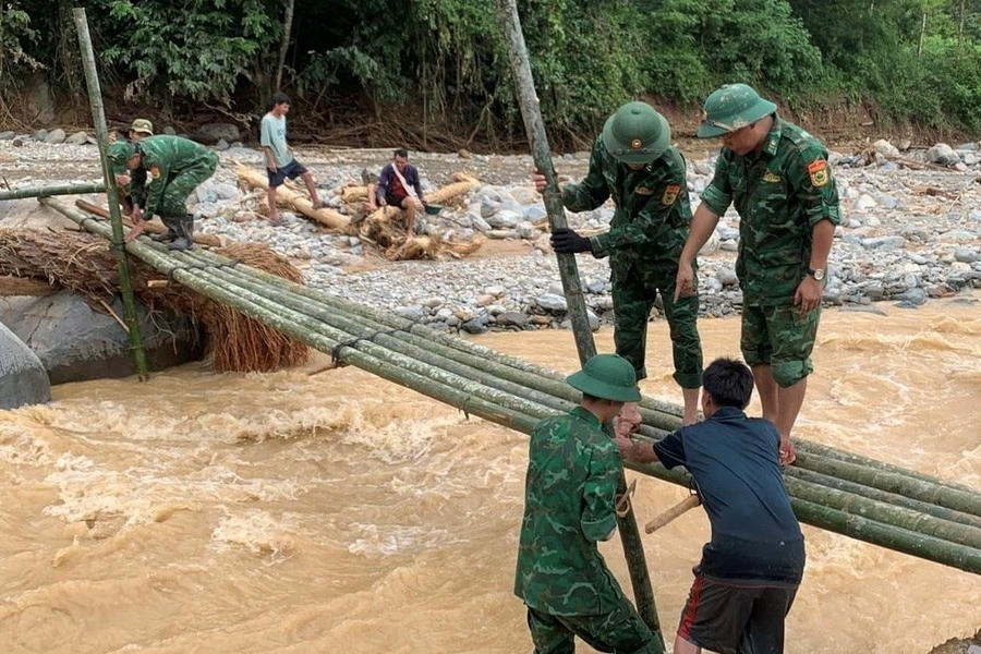 Bắc cầu vượt lũ, nối nhịp sống cho dân vùng bị cô lập.