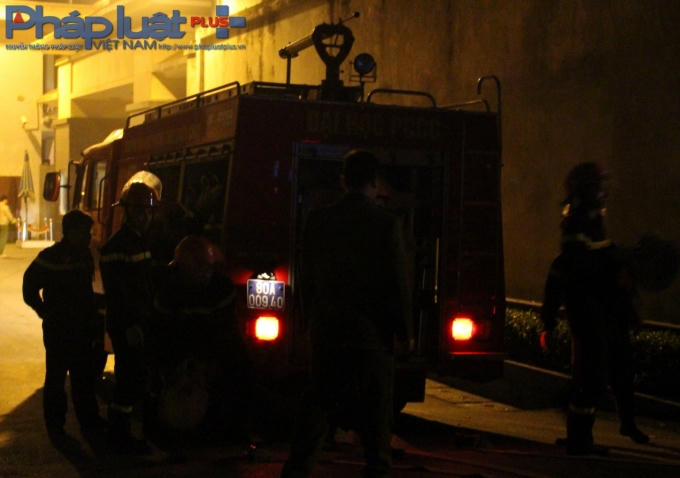 Các chiến sĩ PCCC đang kéo ống nước về phía sau toà nhà. (Ảnh: Đức Biên)