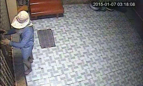 Camera an ninh ghi lại cảnh trộm bẻ khoá tiệm vàng Hiện-Tính Hà vào năm 2015. Ảnh: Công an cung cấp.