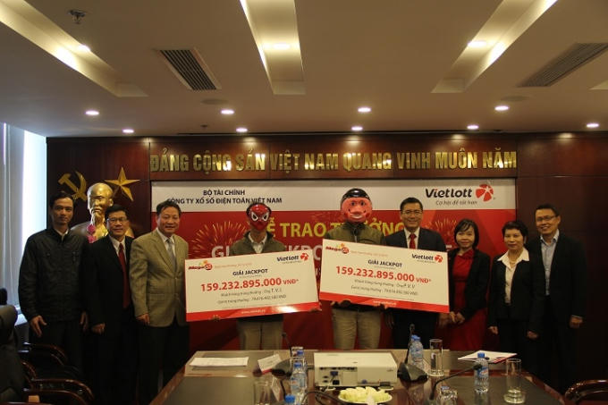 Hai người mặc trang phục gần như giống nhau nhận giải Jackpot khiến dư luận nghi ngờ.