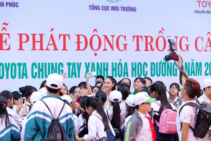 Hoa hậu Biển Thùy Trang được học sinh quây kín ở Vĩnh Yên