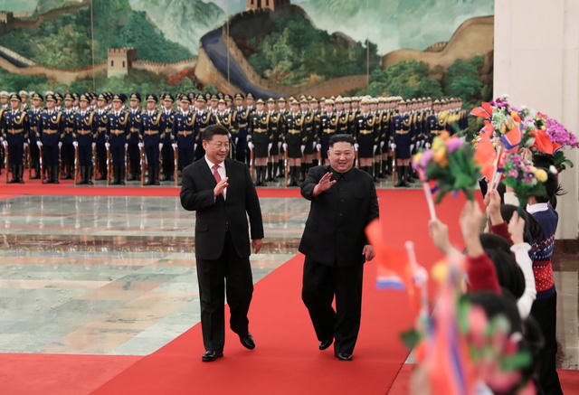 Chủ tịch Trung Quốc Tập Cận Bình đã tổ chức trọng thể lễ đón nhà lãnh đạo Kim Jong-un tại Đại lễ đường Nhân dân Trung Quốc ở Bắc Kinh.