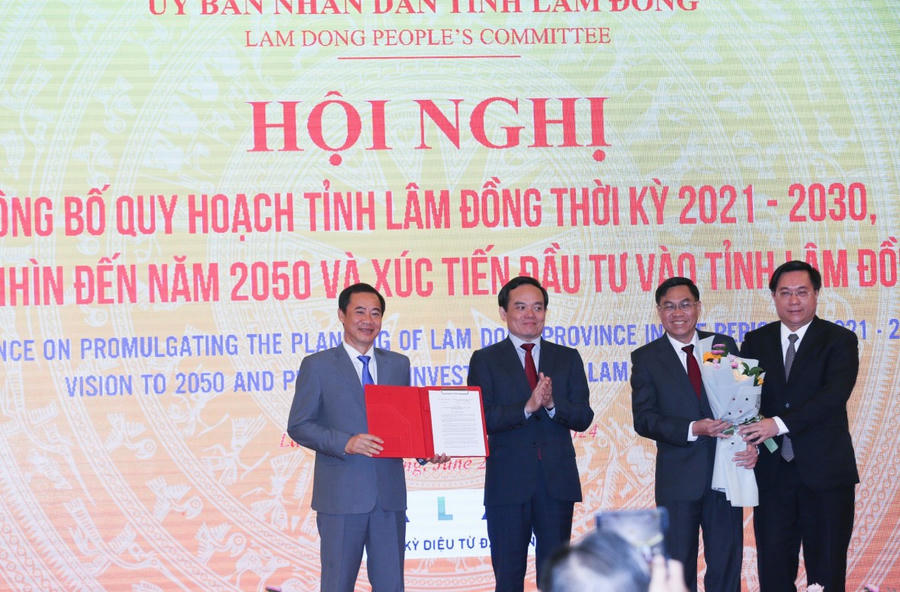 Phó Thủ tướng Trần Lưu Quang trao quyết định phê duyệt quy hoạch cho lãnh đạo tỉnh Lâm Đồng.